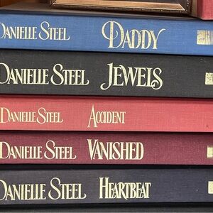 Danielle Steel Hardcover Book Collection. Sold separately at $4 ea. You pick!